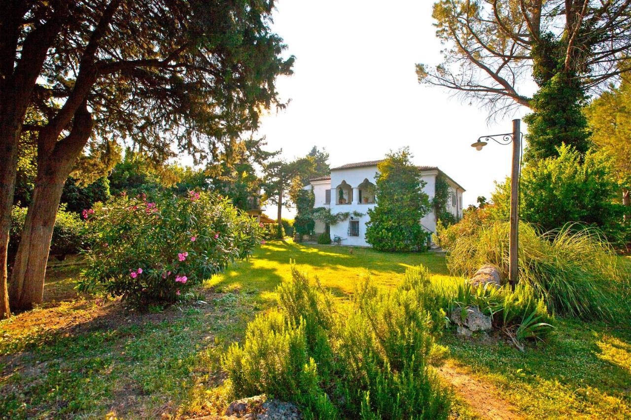 Agriturismo "Borgo Madonna Degli Angeli" - Charming Cottages In The Gardens ! Tocco da Casauria Exterior foto